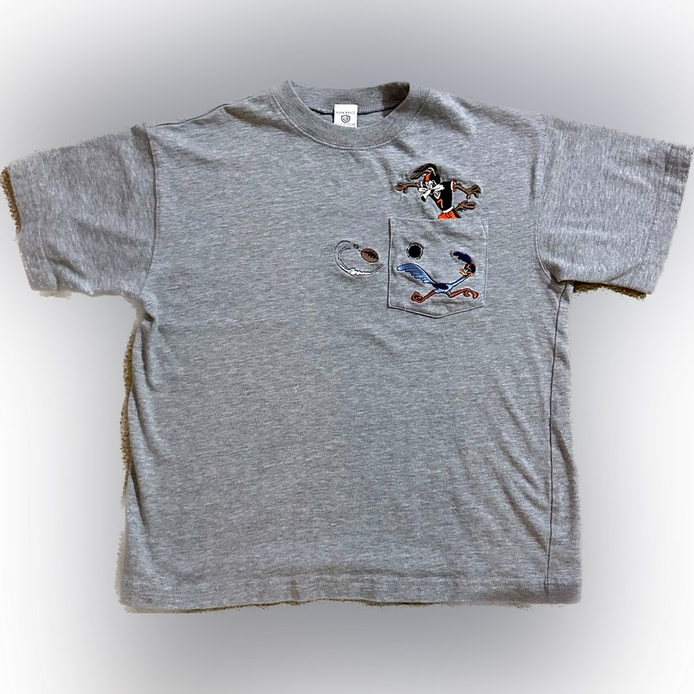 VTG WB STUDIO STORE FOOTBALL GRAY T-SHIRT LOONEY TUNES ROADRUNNER COYOTE KIDS L